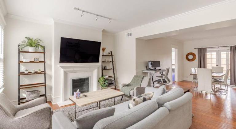 Charming 4BR Duplex in Oak Lawn Private Backyard — photo 2