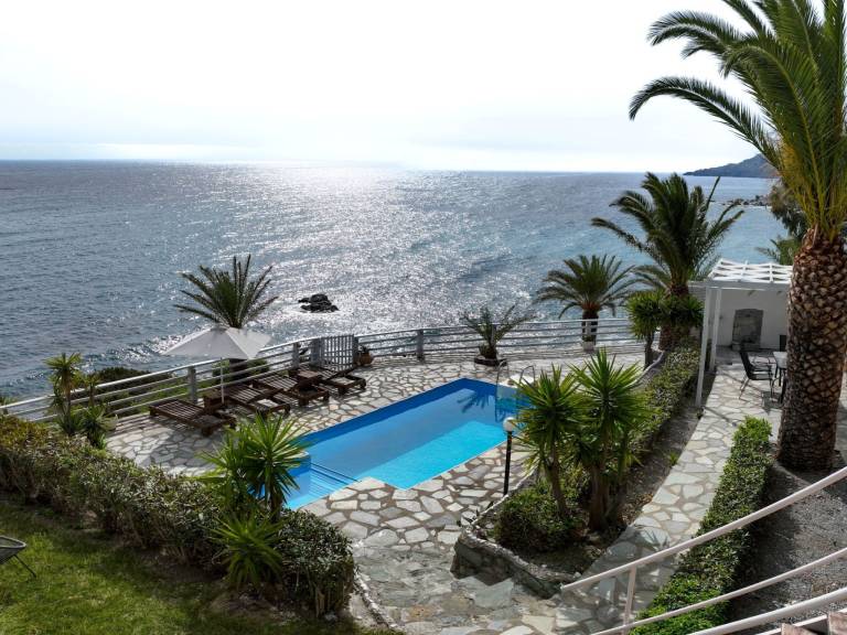 Vacation home with yard, private pool & patio | Next to the beach | Pet-friendly — photo 5