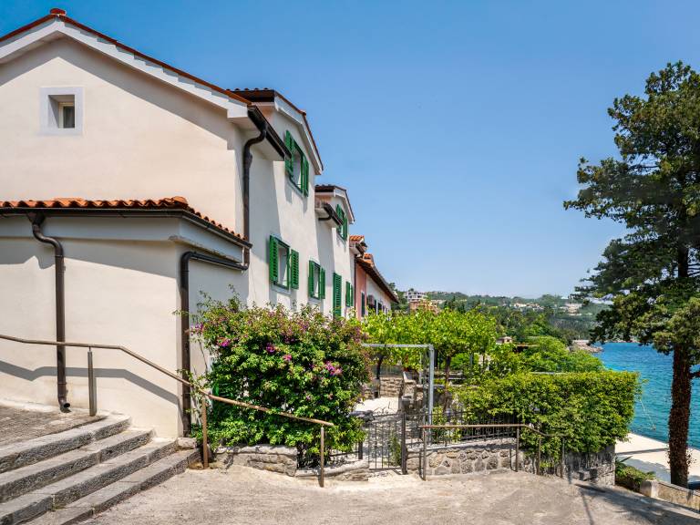 House with patio | Water view — photo 3