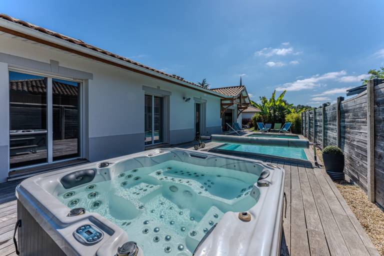 Fully equipped beautiful vacation home with private pool, fast internet & terrace | Garden view | Pet-friendly — photo 4