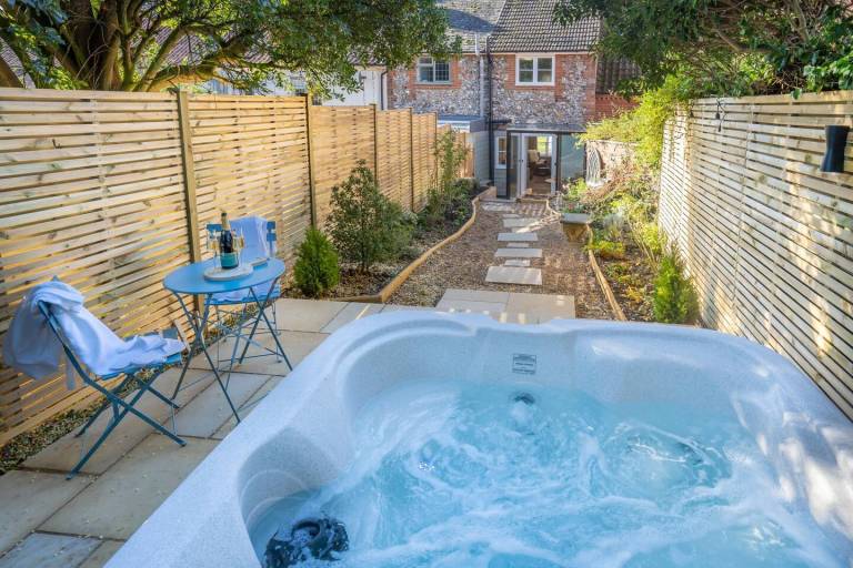 1 Bed Cottage Sleeps 2 with Hot Tub & Pets Welcome