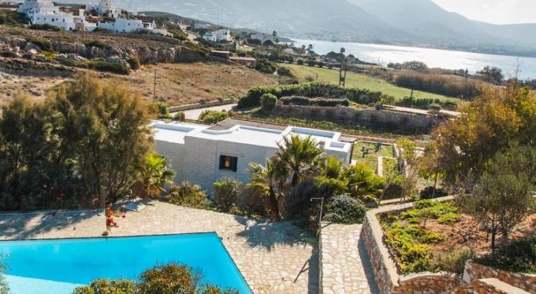 House with pool — photo 3
