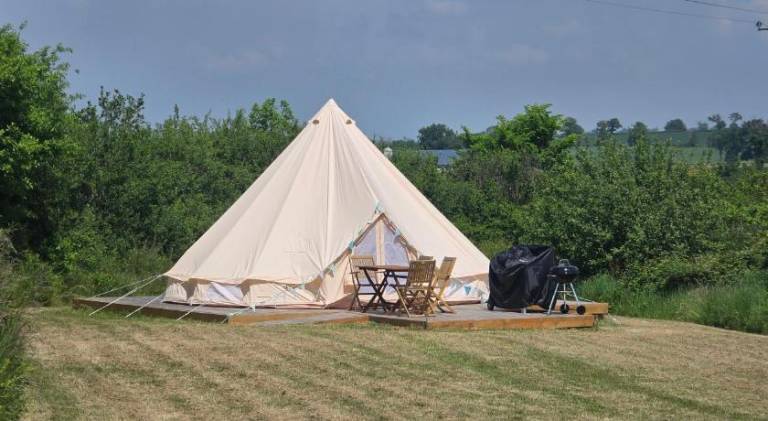 Tent with terrace, grill & garden | Pets allowed in Montlucon