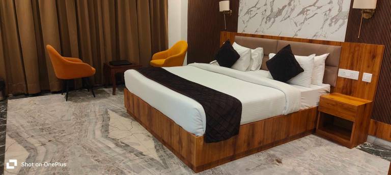 POP 83805C Hotel Chandrakla