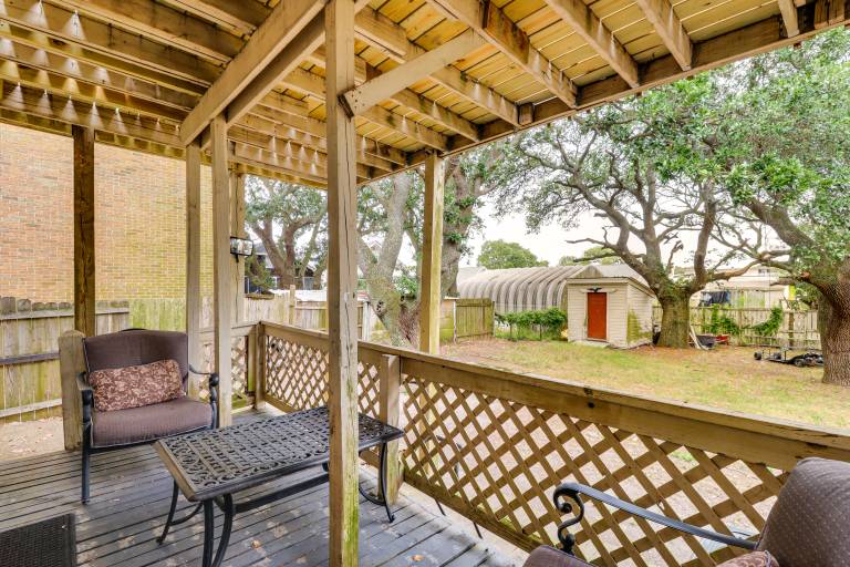 Stroll to Shore Quaint Condo w Deck in Norfolk
