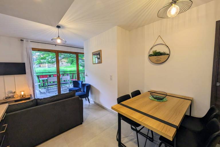 Condo with patio — photo 4