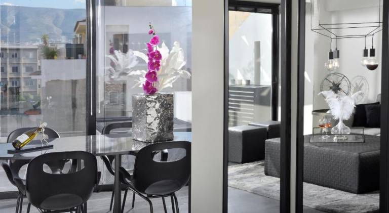 Serviced apartment with patio & jacuzzi | Close to Acropolis of Athens | Pets allowed — photo 3