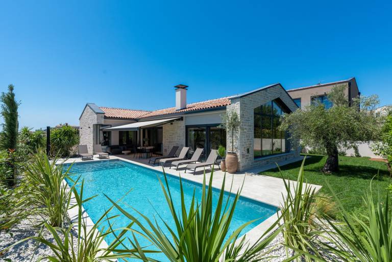 Villa with patio, garden & private pool in Porec