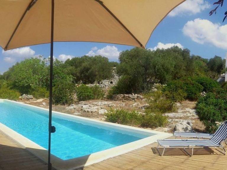 Vacation home with yard, BBQ & private pool in Patu