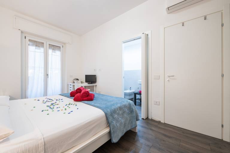 Room 'Camera Matrimoniale Con Bagno' with Shared Terrace, Wi-Fi and Air Conditioning — photo 3