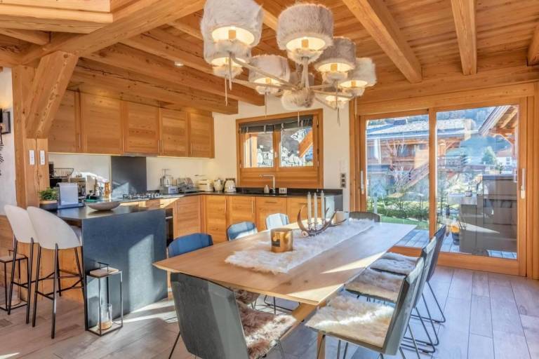 Chalet, 1st floor, hammam, terrace, fireplace or stove, parking, ski locker, 175m², Megève — photo 5