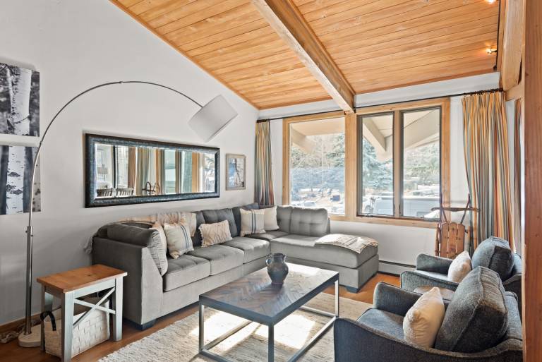 Family-friendly ample condo with terrace & private pool | Close to the ski | Pets allowed — photo 2