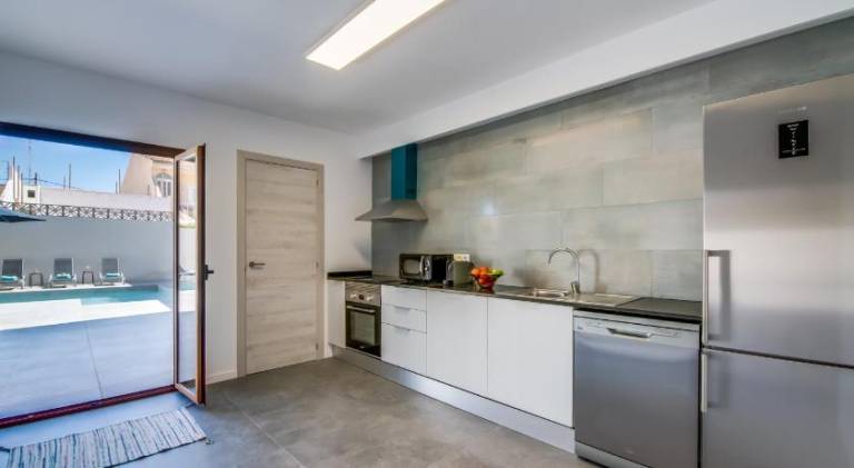 Fully equipped ample apartment with private pool & terrace | Pet-friendly — photo 3