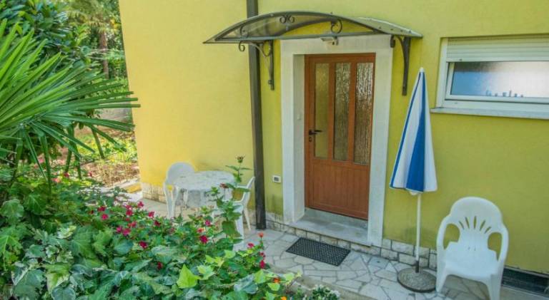 Holiday apartment with terrace & yard — photo 5