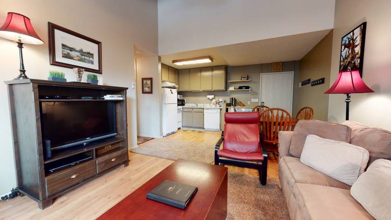 Condo with barbecue, jacuzzi & pool in Mammoth Lakes, CA