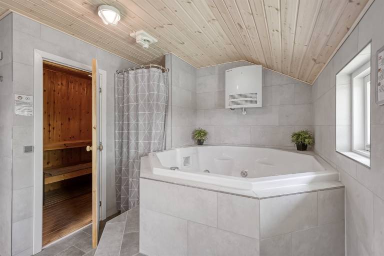 Vacation home with grill, sauna & jacuzzi — photo 3