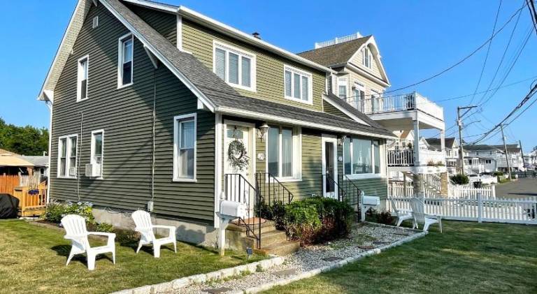 Dog-Friendly Oceanfront Getaway - Walk to Dining - Private Beach Access — photo 5
