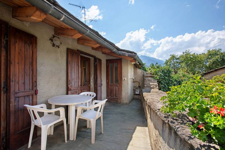 Apartment 'Alloggio La Tour' with Mountain View, Private Garden and Balcony in Jovencan