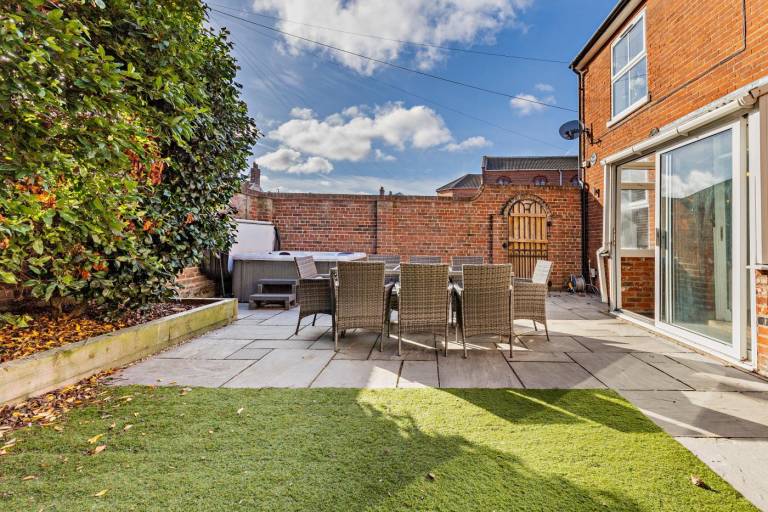 Cottage with jacuzzi, grill & yard in Cromer