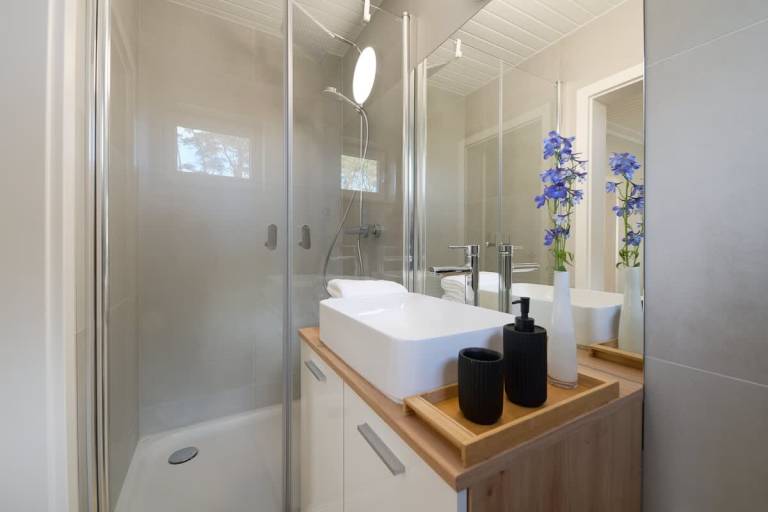 Family-friendly vacation home with yard | Pets allowed — photo 3