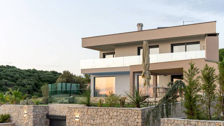 Villa with terrace, BBQ & private pool | Beach view — photo 4