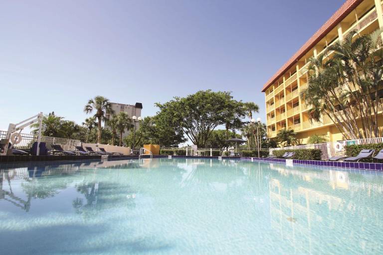 La Quinta Inn & Suites by Wyndham Coral Springs Univ Dr — photo 2