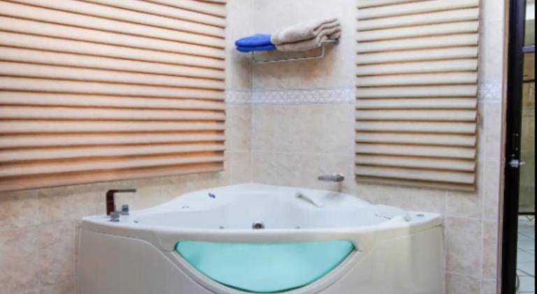 Villa with pool & jacuzzi — photo 4