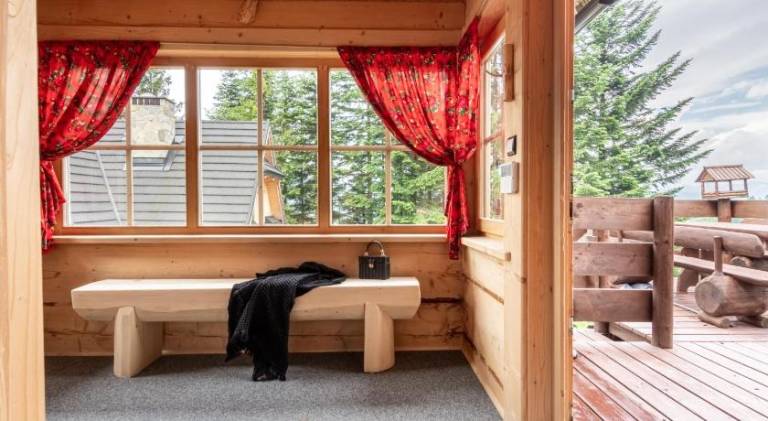 Goralskie domki pod gontem na Polanie Pajakowka — photo 3
