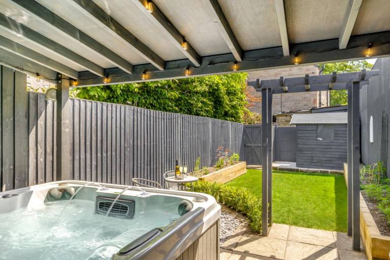 Cottage with garden & hot tub in Bakewell