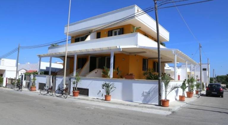 Rental apartment with patio & garden in Ugento