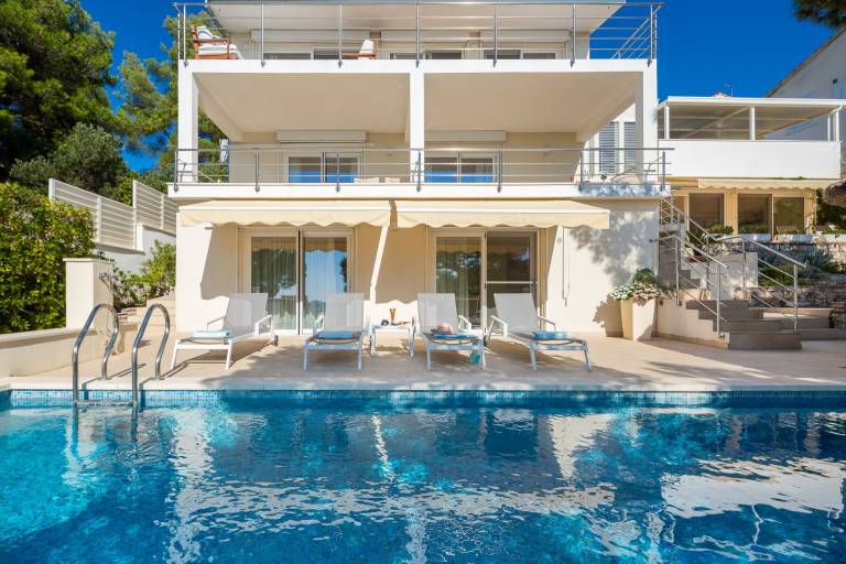 Beachfront Villa Allegria with Pool — photo 3