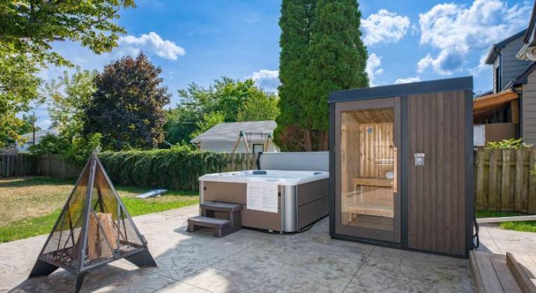 House with sauna & hot tub in St. Catharines, ON