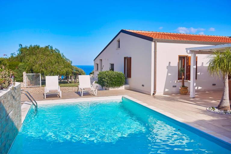 Villa with barbeque, garden & private pool — photo 5