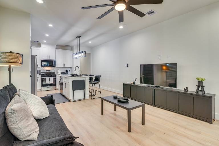 Walkable E Downtown Houston Townhome: Pet-Friendly — photo 5