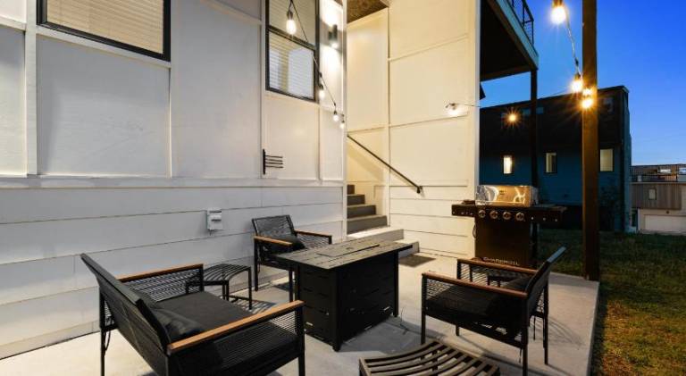 Nash House & Bars of Broadway with Patio Bar and Views! 8min Downtown! Sleeps 12! — photo 3