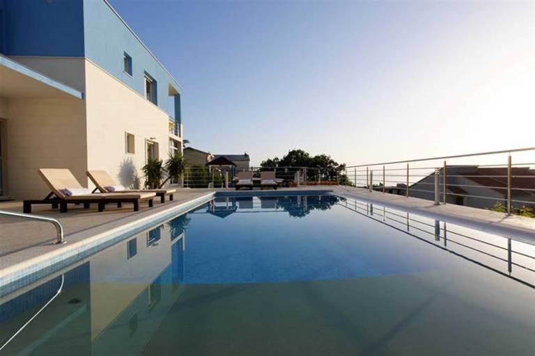 Modern 4-BR Villa for 9 with private heated pool, close to the beach — photo 2