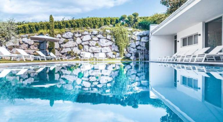 Serviced apartment with yard, pool & sauna — photo 3