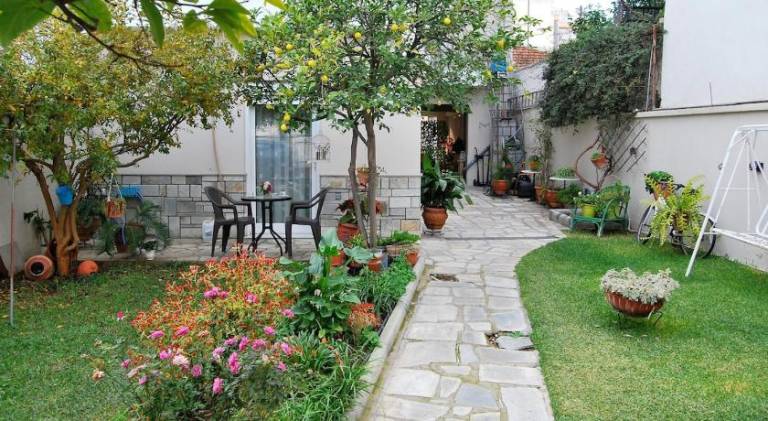 Rental apartment with yard, barbecue & patio in Volos