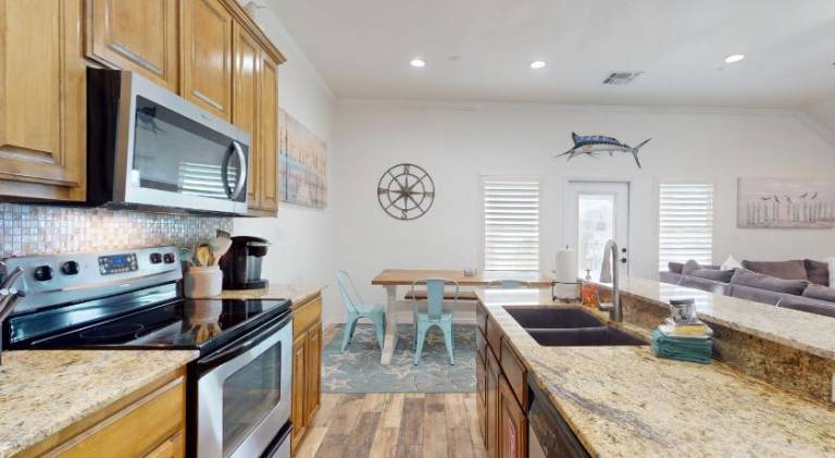 Vacation home with hot tub & pool — photo 4