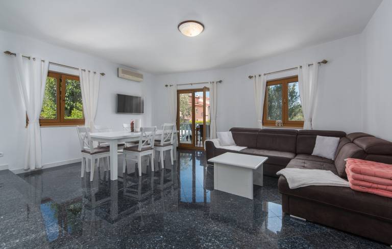Apartment with terrace, garden & barbecue — photo 2