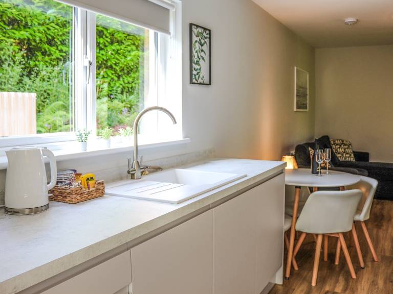 Cottage with yard & jacuzzi — photo 4