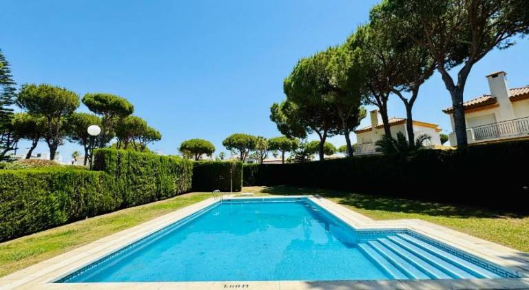 Villa with pool & yard — photo 4