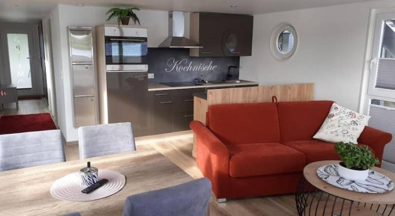 Hausboot Optimo mit Hund in Wangerland