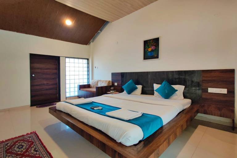 Strawberry Land Resort in Jaoli