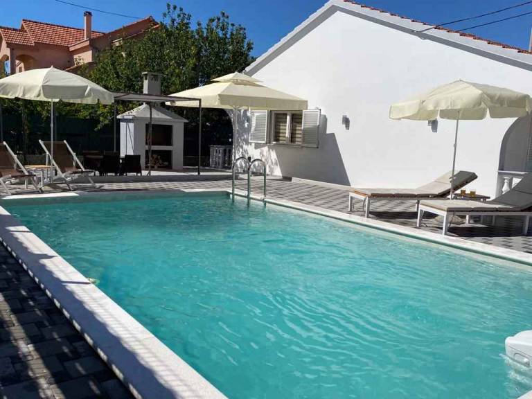 Fully equipped vacation home with BBQ, terrace & private pool | Close to the beach | Pet-friendly — photo 3