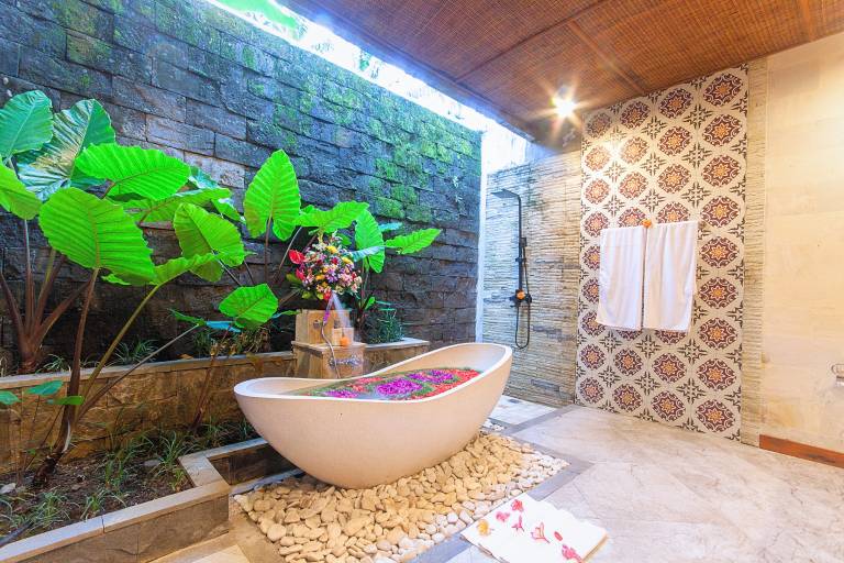 Vacation home with pool & garden — photo 5