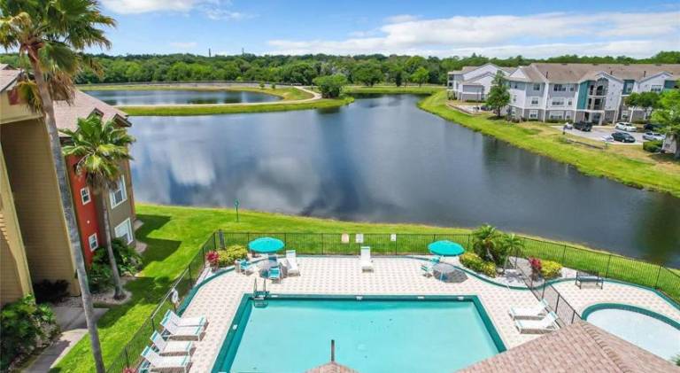 Vacation home with pool — photo 4