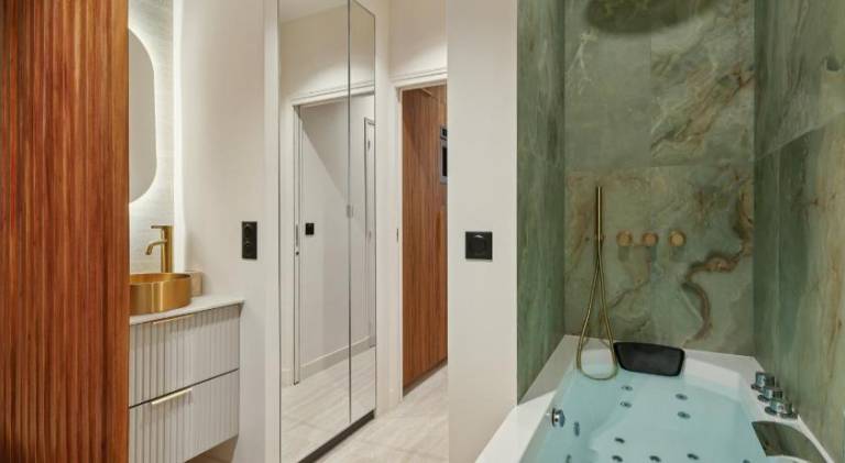 Lavie Maison Elevated Stay by the Eiffel Tower with AC and Hot Tub — photo 4