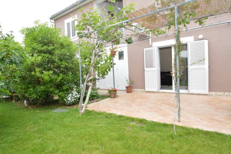 Beautiful rental apartment with yard, terrace & grill | Pets are welcome in Mali Losinj