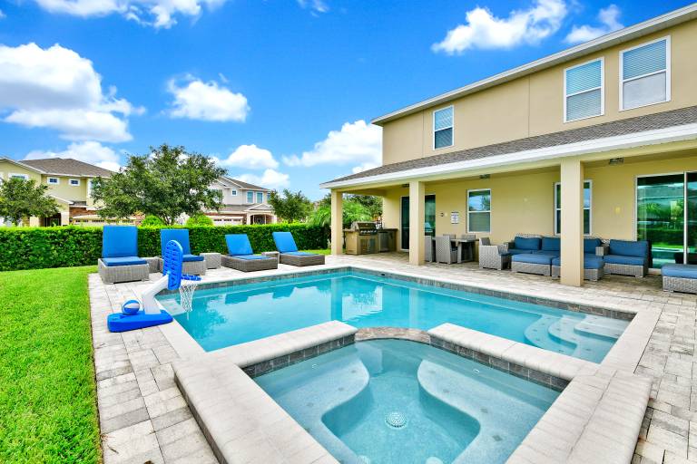 Vacation home with jacuzzi & private pool — photo 3